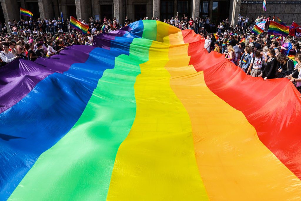 dúhová vlajka na pride pochode