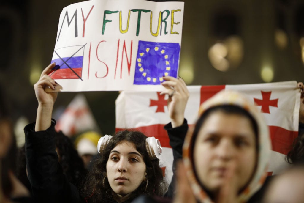 fotografia z protestu v Gruzínsku